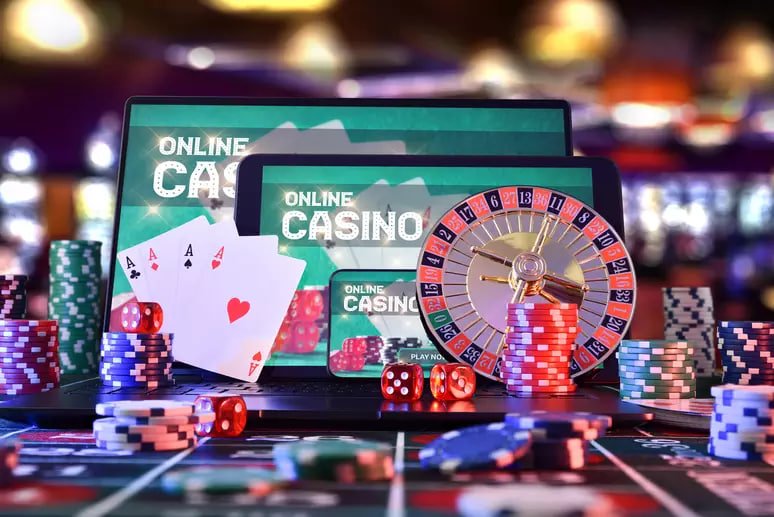 Antarmuka aplikasi hotplay menampilkan live-dealer tables dan menu navigasi