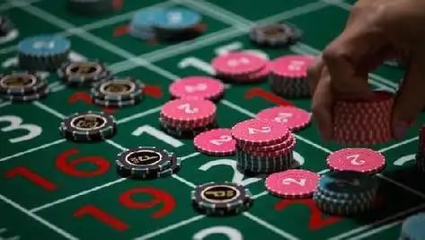 Perbandingan antarmuka aplikasi hotplay di Android dan iOS